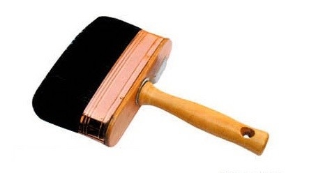 Pintura con pincel negro con mango de madera profesional